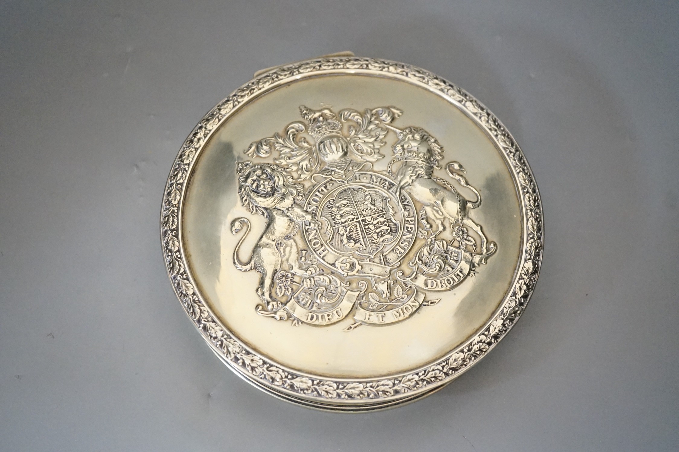 An Edwardian silver plated seal box,19cms diameter